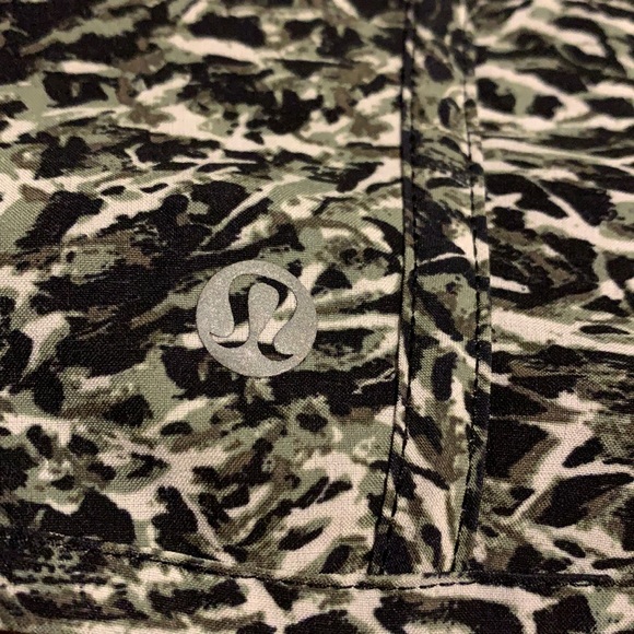 🌟HP🌟VEUC Lululemon Black/White/Army Green Patterned Tracker shorts- size 6 - Picture 13 of 17